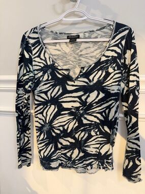 Marc New York Black & White Floral-Print Long Sleeve V-Neck Top
